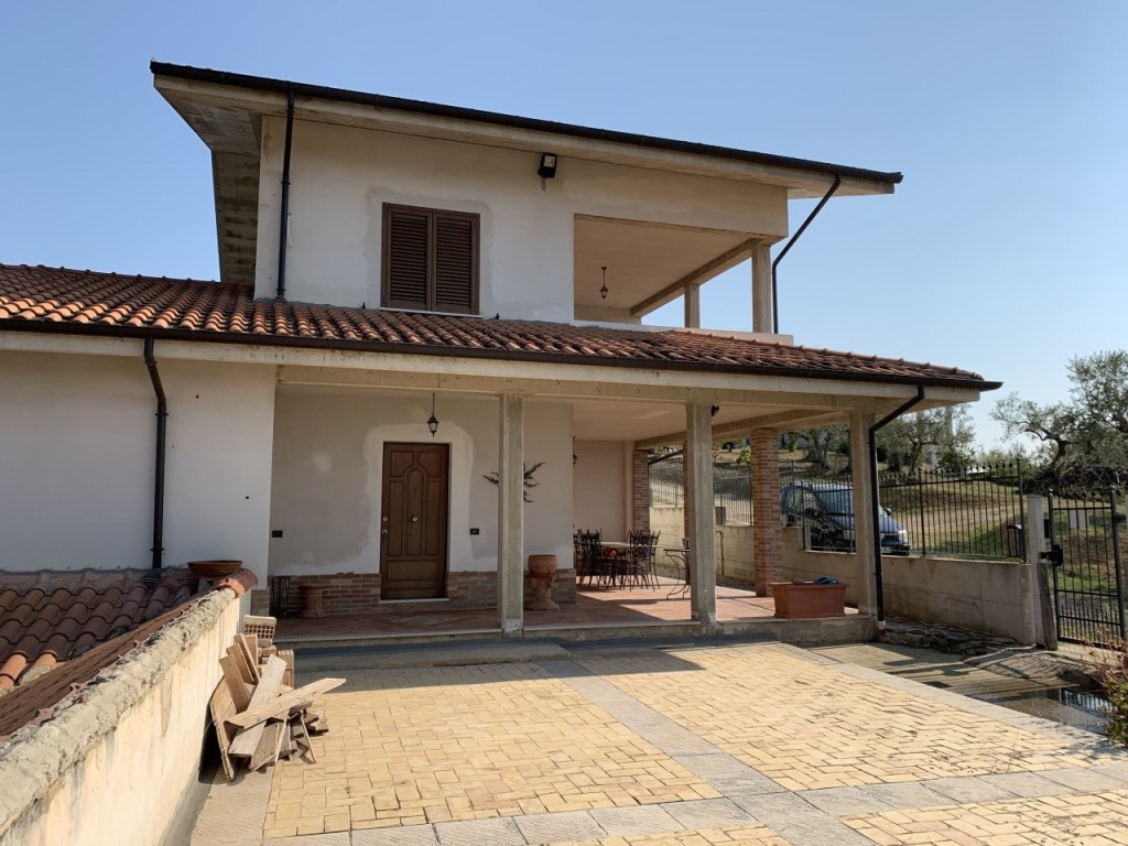 Casa Indipendente in vendita a Collecorvino contrada Valle Lupo, 13/b