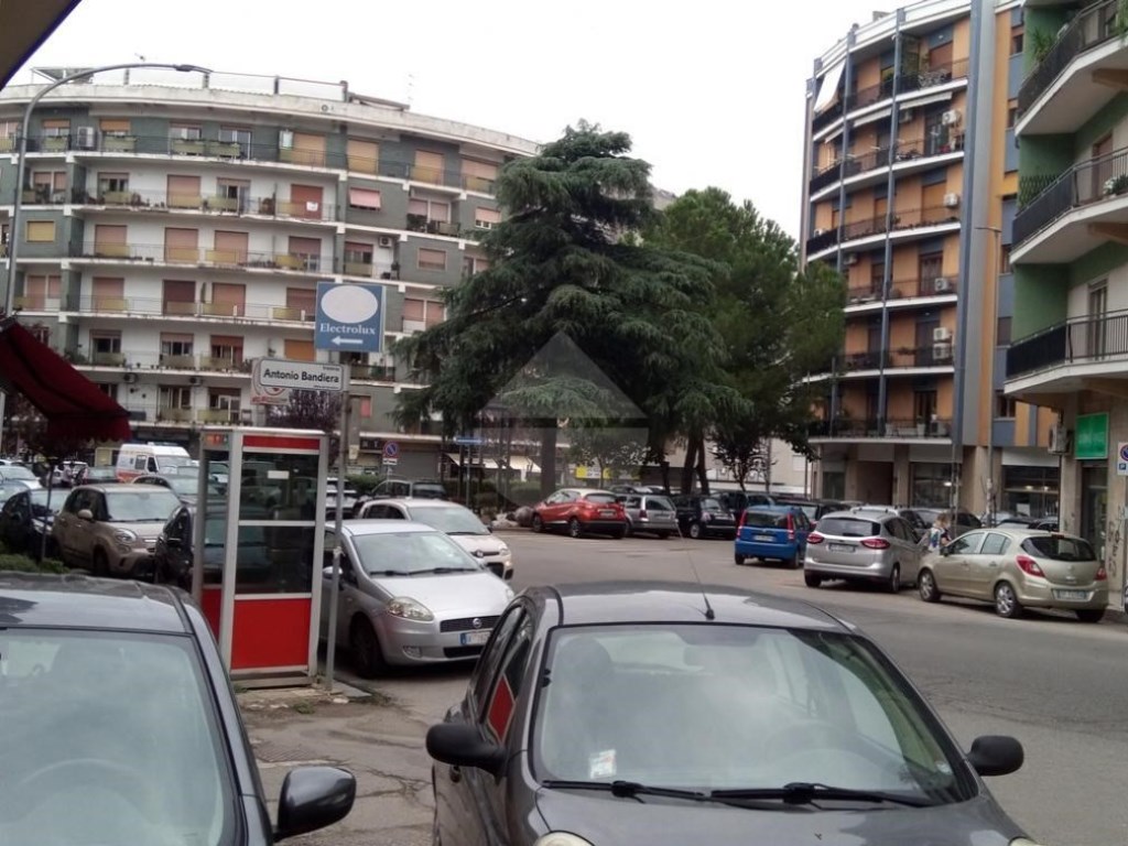 Locale Commerciale in vendita a Cosenza piazza Zumbini,