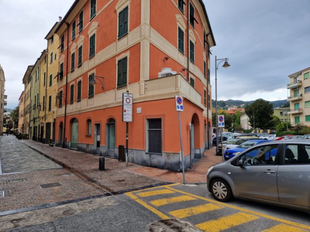 Negozio in affitto ad Albissola Marina piazza Vittorio Veneto