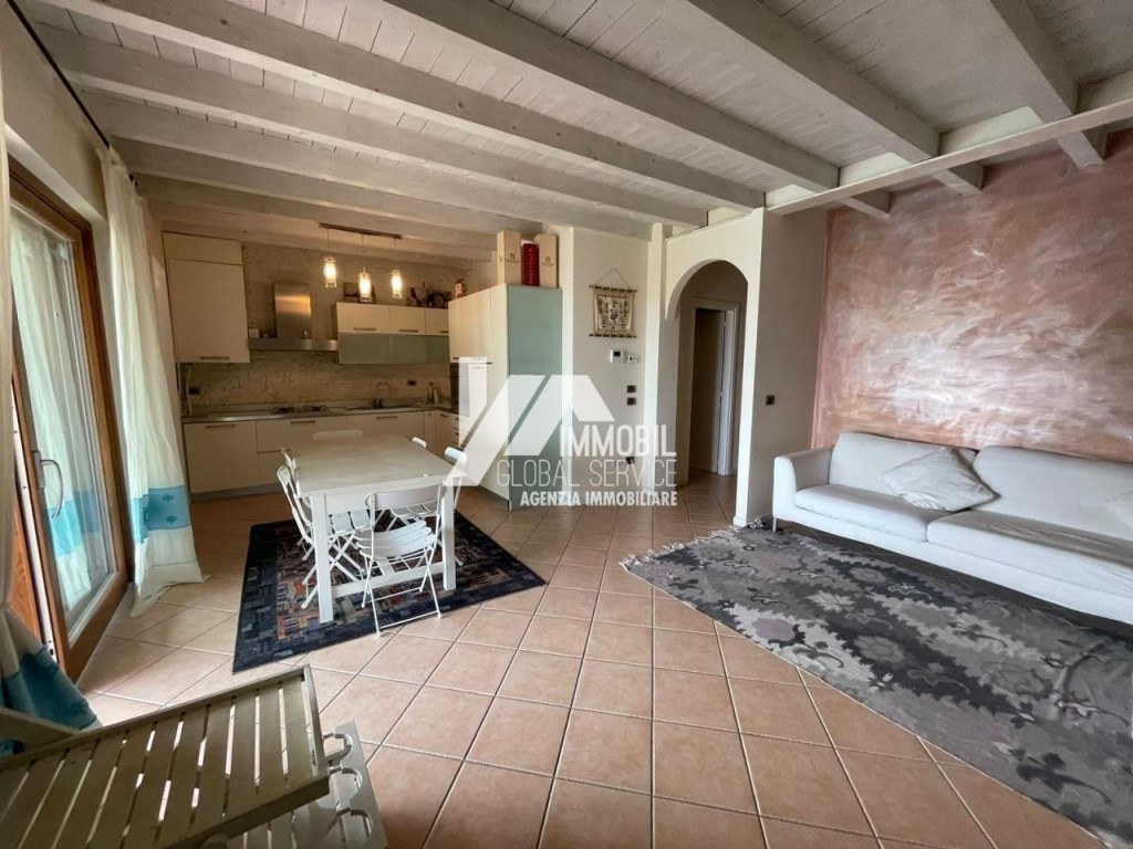 Appartamento in affitto a Padenghe sul Garda via Prais, 15