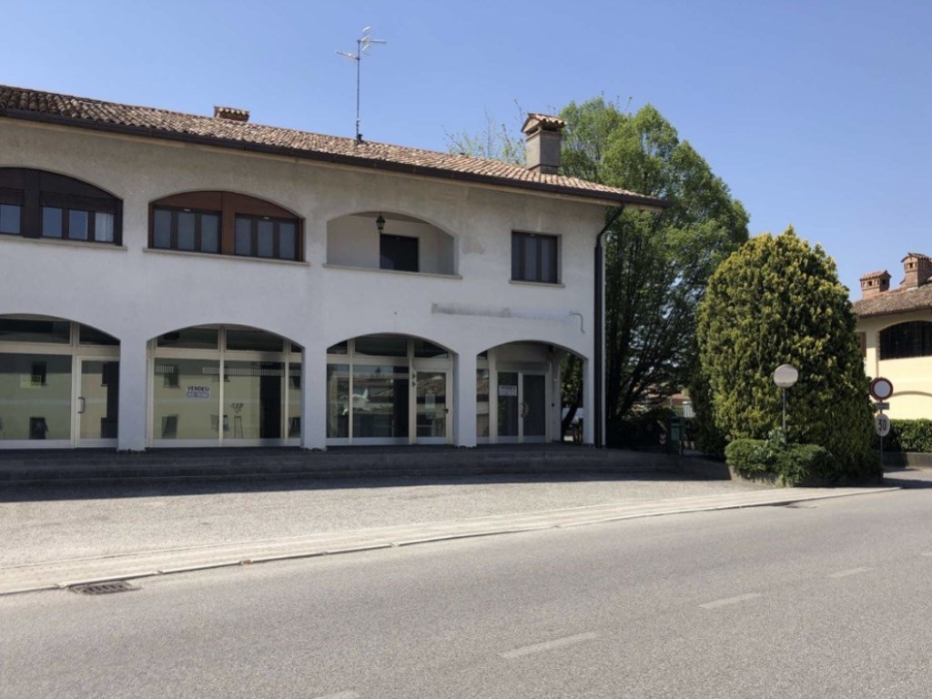 Negozio in affitto a Manzano via San Giovanni, Manzano