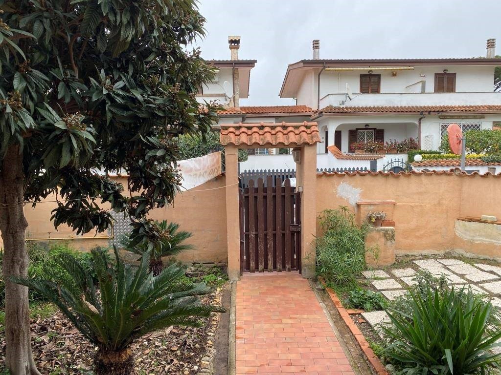 Villa in vendita a Pomezia via Mar Ionio, 4