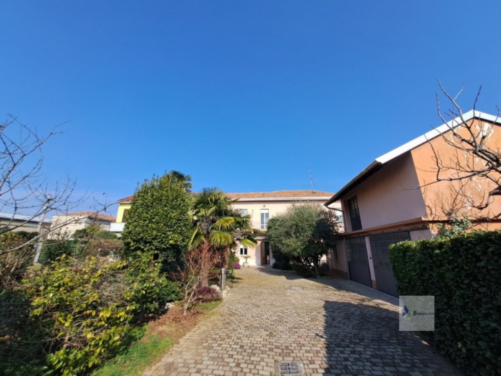 Villa in vendita a Magnago via Quasimodo