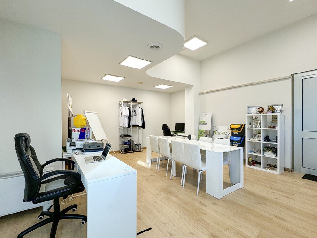 Showroom in affitto a Brescia via Cipro, 25
