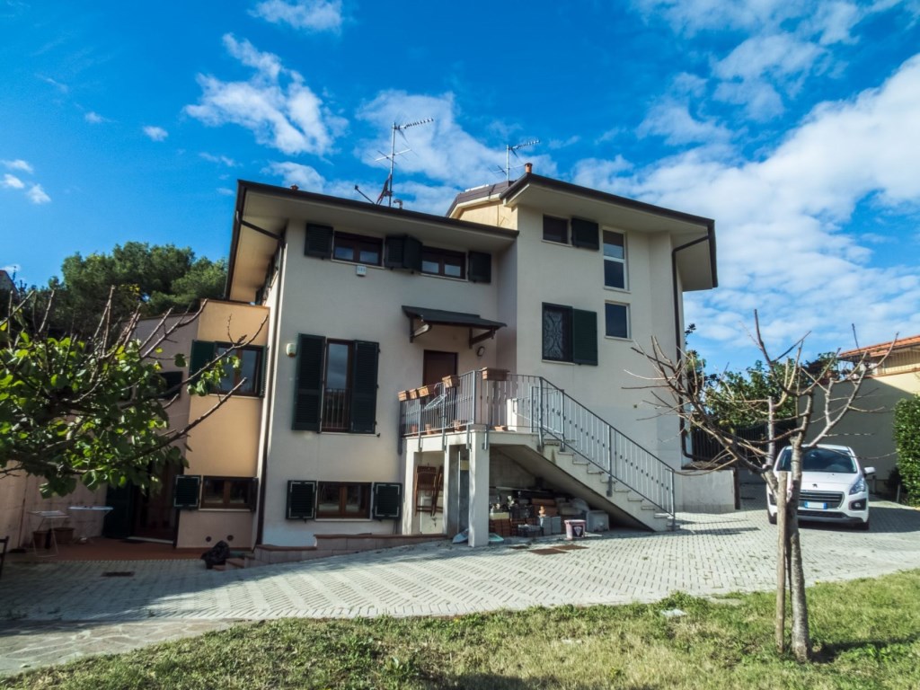 Casa Indipendente in vendita a Livorno viale del tirreno