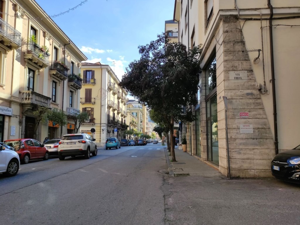 Magazzino in vendita a Cosenza via Idria