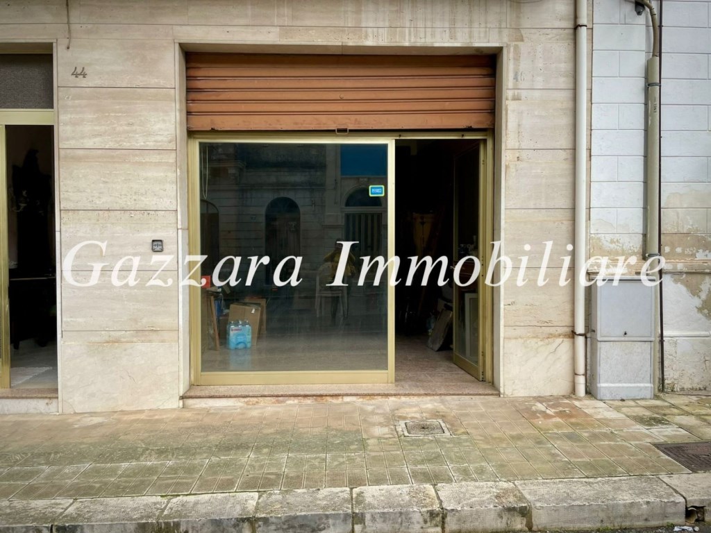 Negozio in vendita a Canicattini Bagni via Vittorio Emanuele 44
