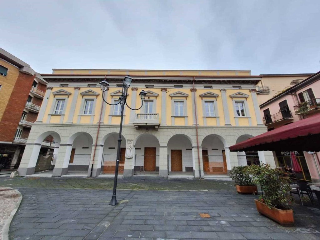 Locale Commerciale in affitto a Sarzana piazza San Giorgio,