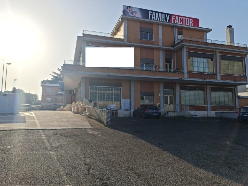 Locale Commerciale in vendita ad Ariccia via Quarto Negroni, 1
