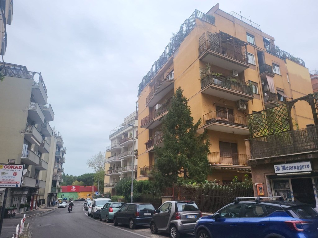 Appartamento in vendita a Roma via Carlo Lorenzini