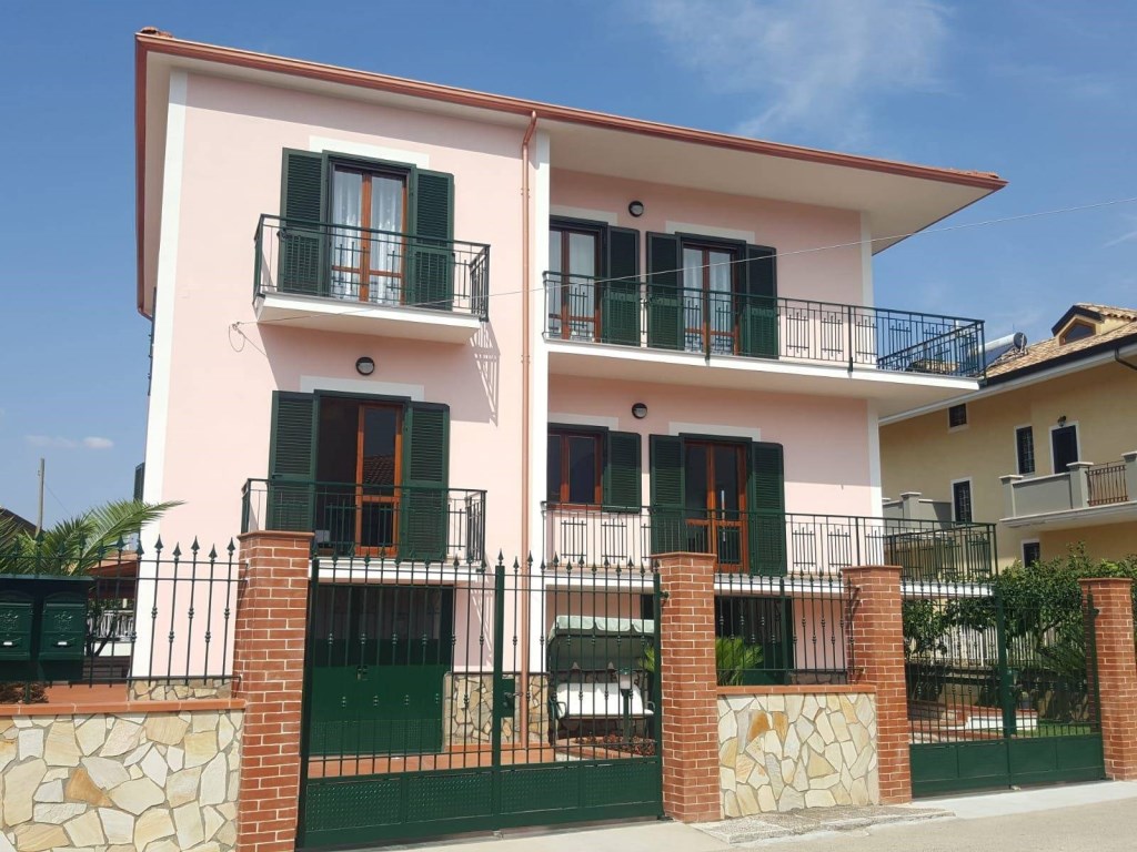 Villa in vendita a Sessa Aurunca via combra