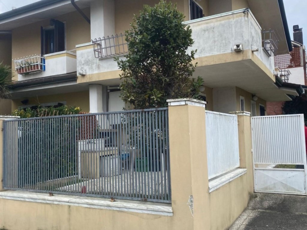 Villa a Schiera di Testa in vendita a Montignoso via Grillotti,