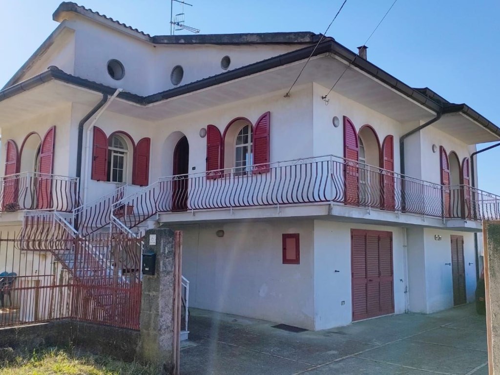 Casa Indipendente in vendita ad Amorosi vicolo Tevere