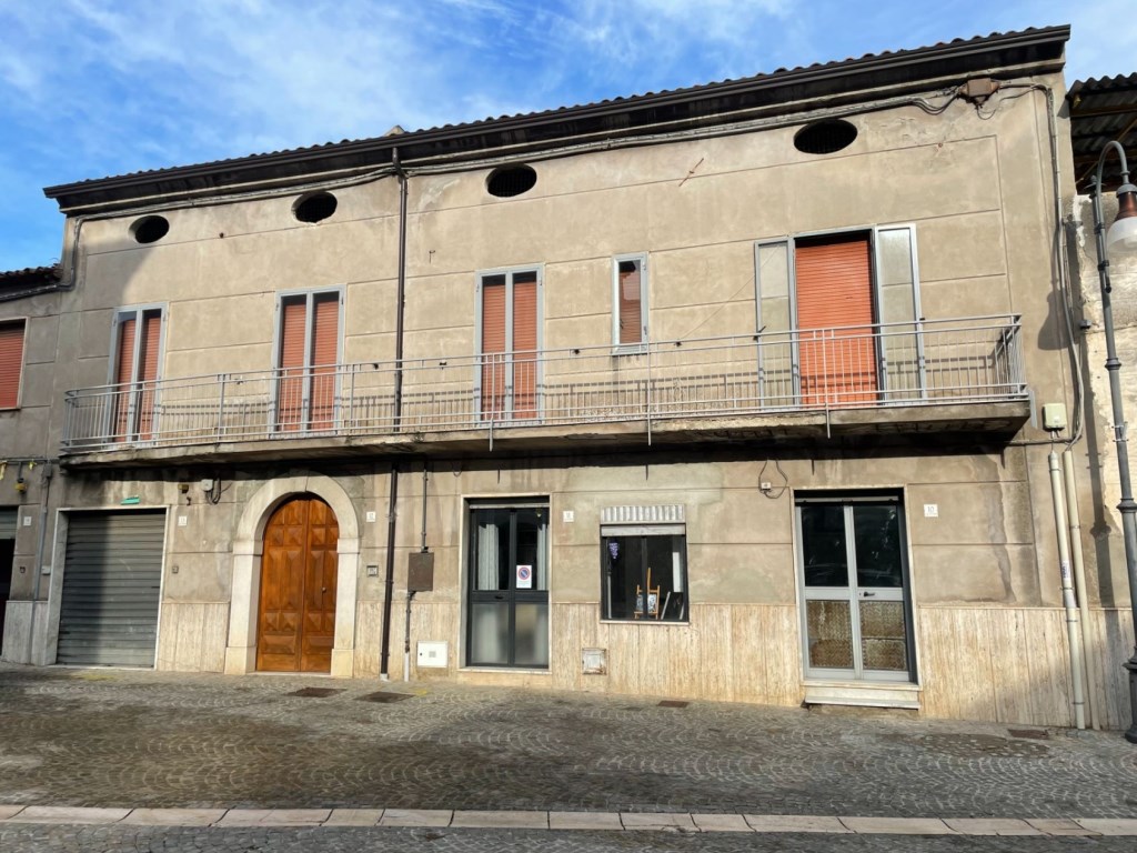 Palazzo in vendita a Solopaca piazza Vittoria