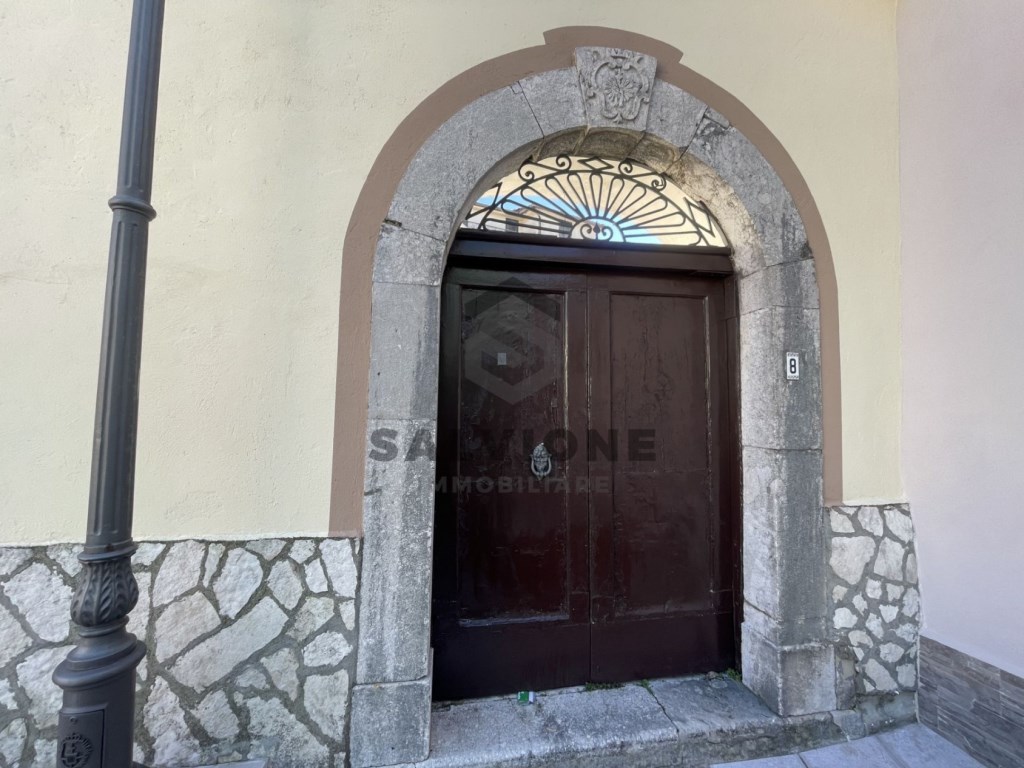 Palazzo in vendita a San Lorenzo Maggiore piazza Dante