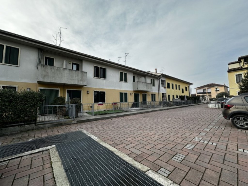 Casa a Schiera in vendita a Castel d'Azzano via IV Novembre