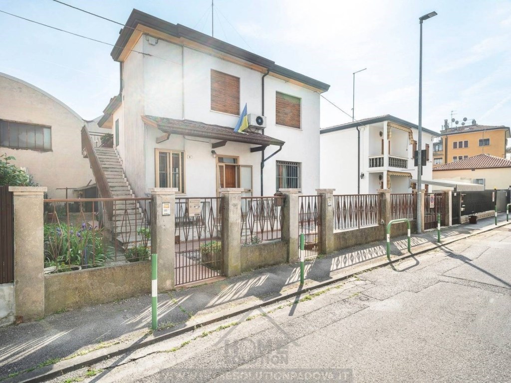 Casa Indipendente in vendita a Padova via Giovanni Battista Menini, 4