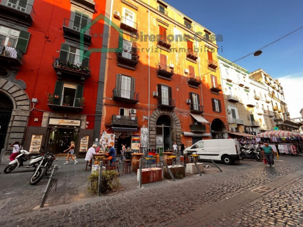 Appartamento in vendita a Napoli via vergini 56