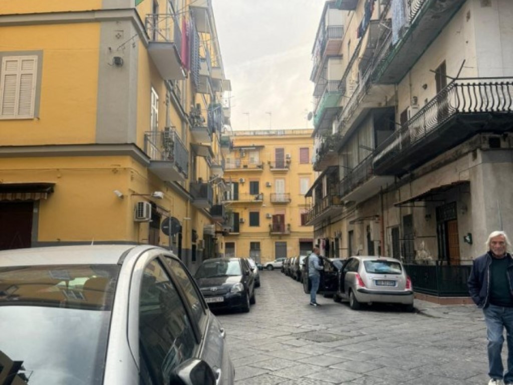 Negozio in vendita a Napoli via Pasquale Baffi, 28