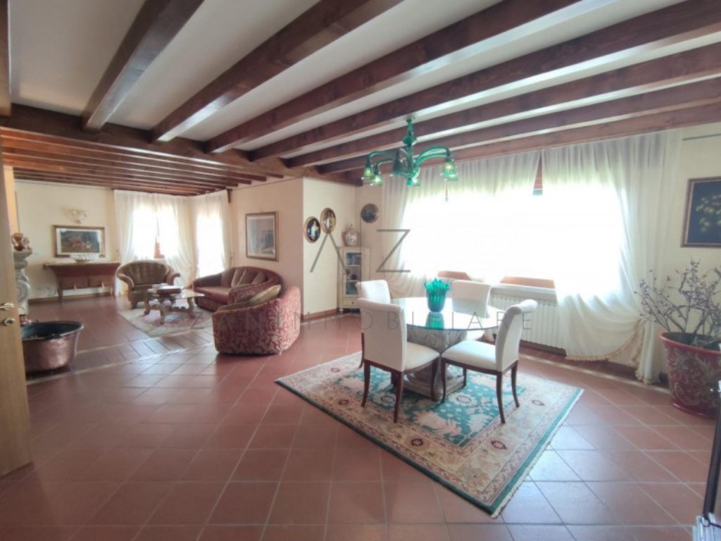Villa in vendita a Valdobbiadene via Bocassino