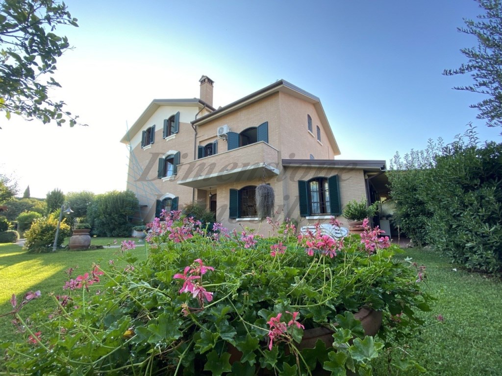 Casa a Schiera in vendita a Rosignano Marittimo via Forlì,