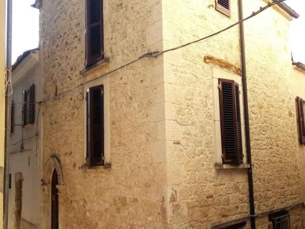Casa Indipendente in vendita ad Abbateggio piazza San Lorenzo, 9