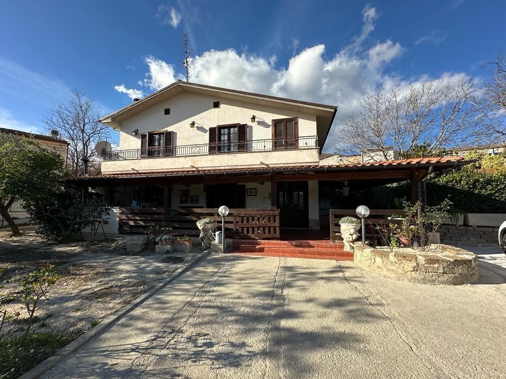 Villa in vendita a Castiglione a Casauria contrada Fornaca, 17