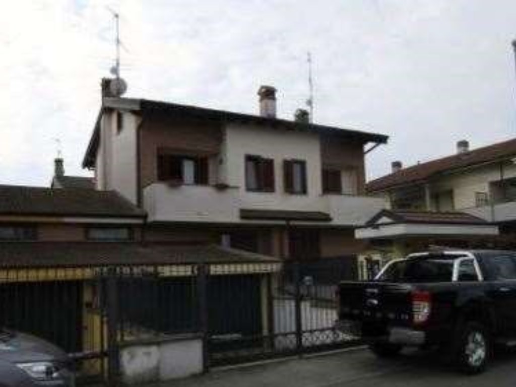 Villa a Schiera all'asta a Cambiago via Carlo Cattaneo 2