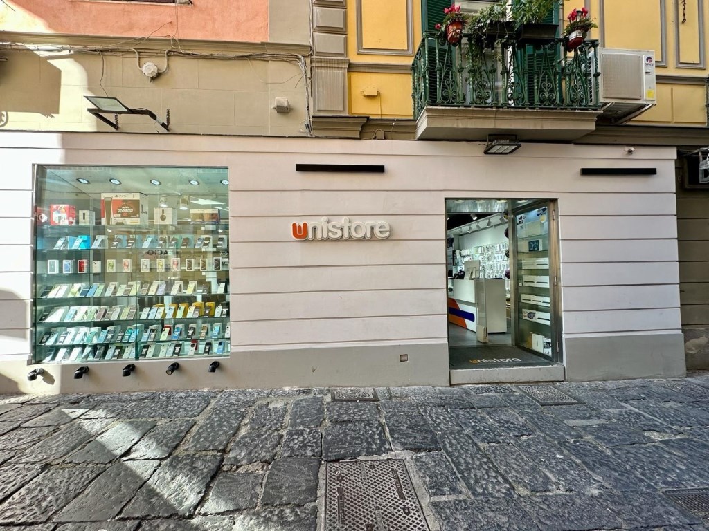 Locale Commerciale in vendita a Napoli via Cavallerizza a Chiaia 32