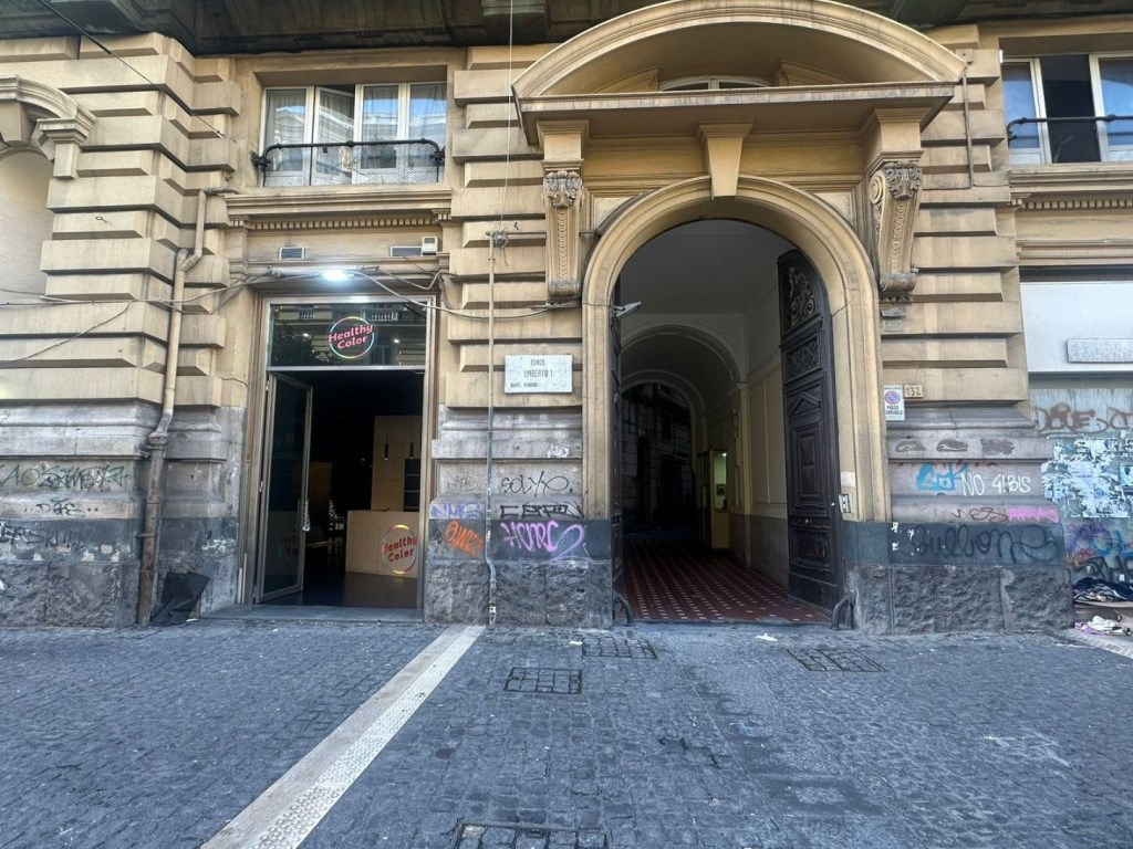 Locale Commerciale in vendita a Napoli corso Umberto I 130