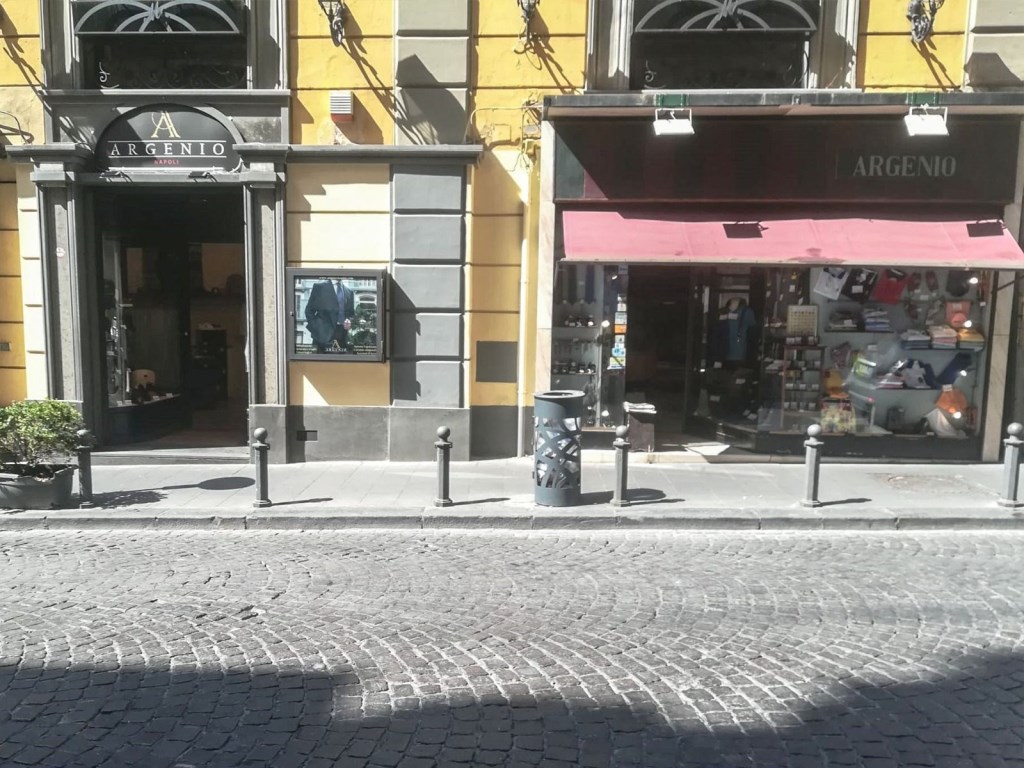 Locale Commerciale in vendita a Napoli via Gaetano Filangieri 15