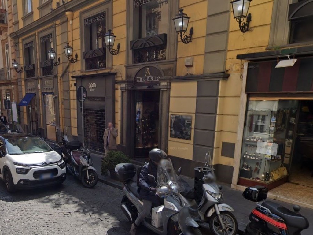 Locale Commerciale in vendita a Napoli via Gaetano Filangieri 15