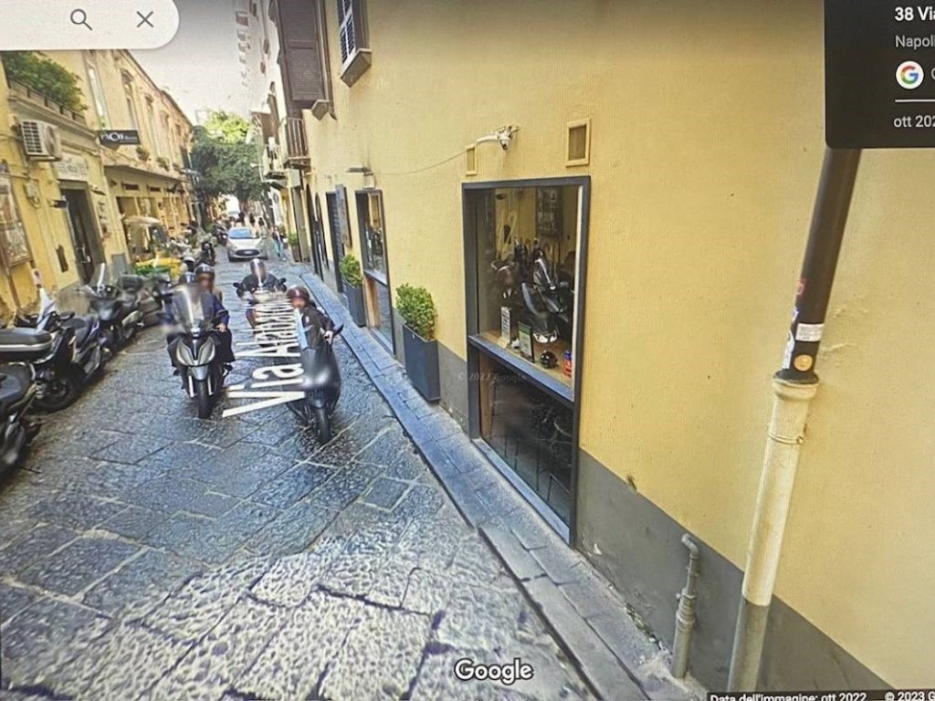 Negozio in vendita a Napoli via Alabardieri, 27
