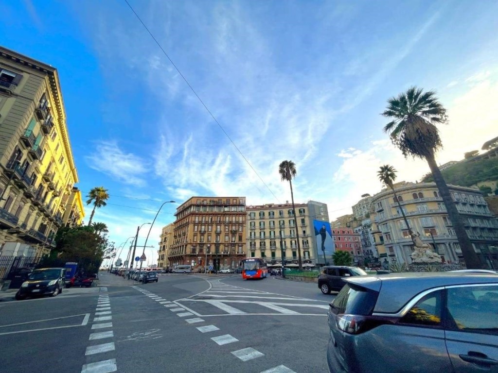 Negozio in vendita a Napoli piazza Sannazaro, 66