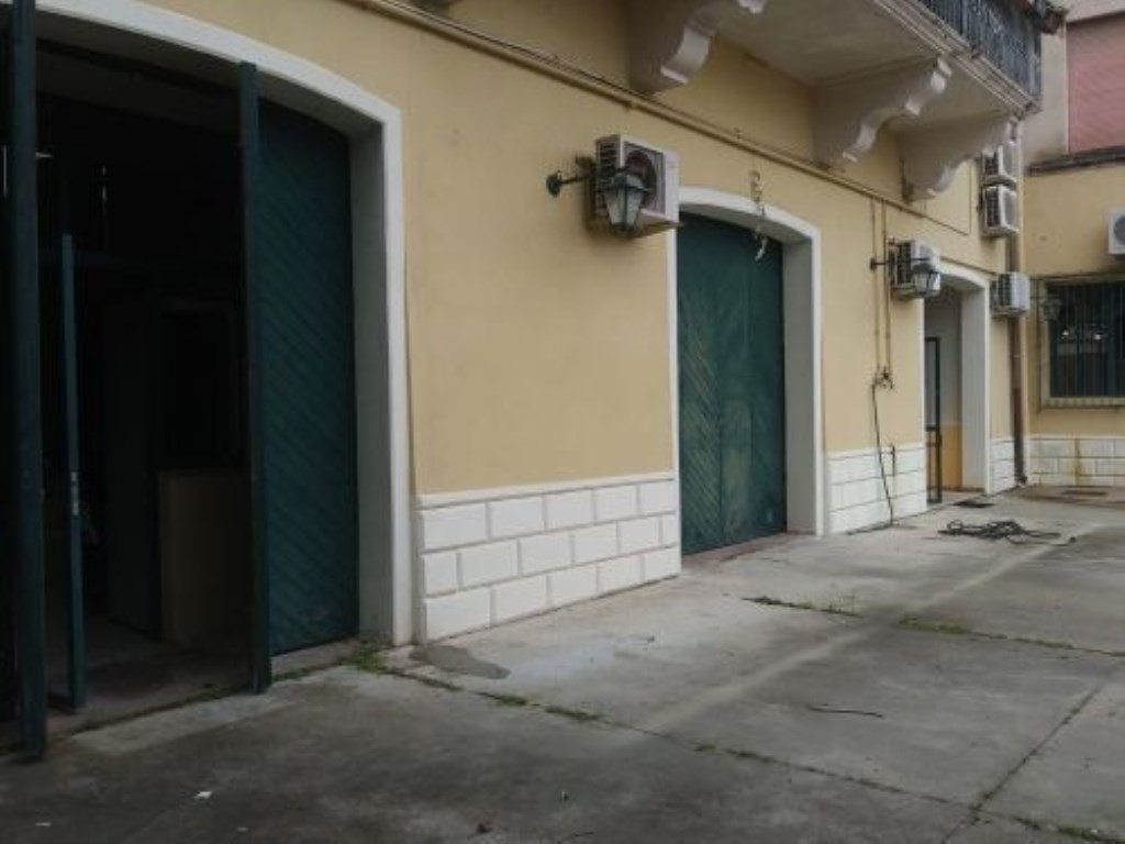 Locale Commerciale in affitto a Cosenza Francesco petrarca
