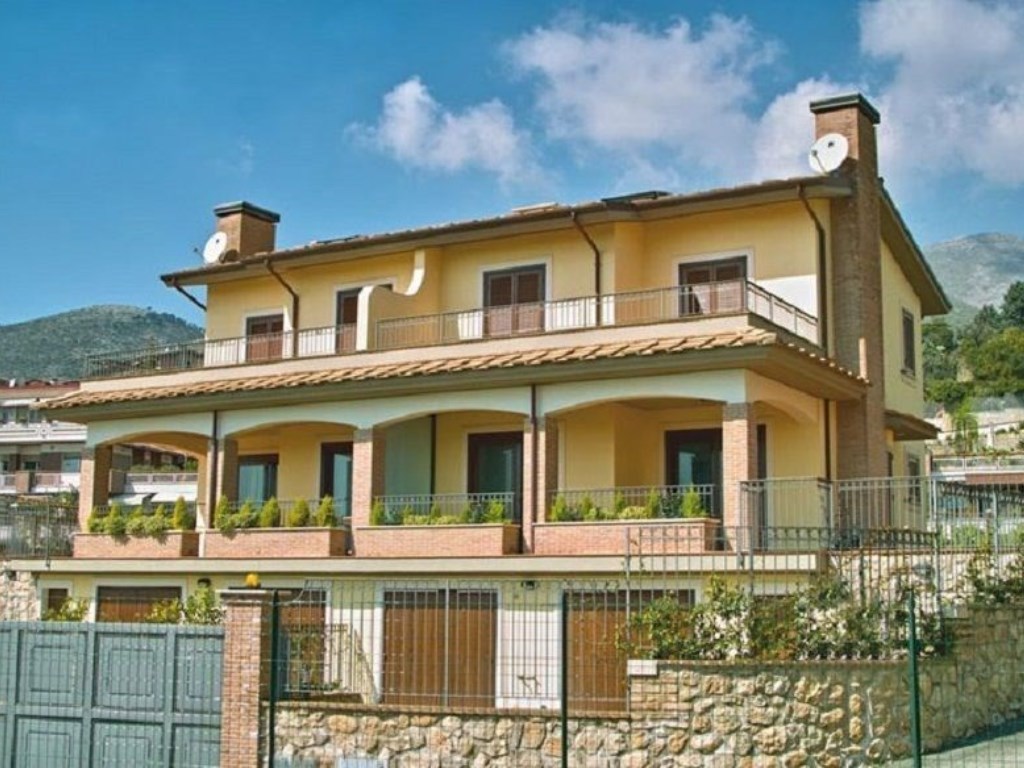 Villa in vendita a Formia vI vitruvio 333