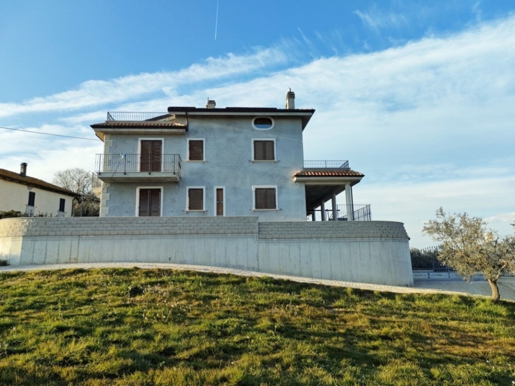 Casa Indipendente in vendita a Castorano contrada Pescolla,