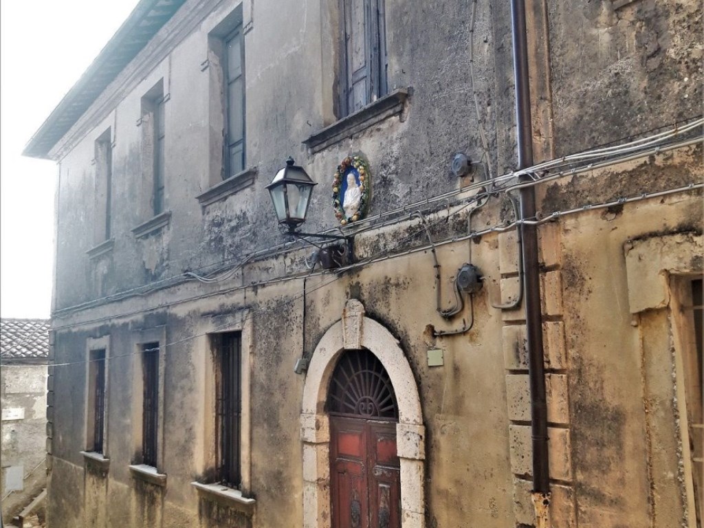 Intero Stabile in vendita a Monteleone Sabino via castello