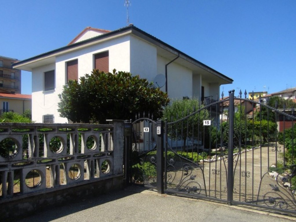 Villa in vendita a Sannazzaro de' Burgondi via Boschine n° 13
