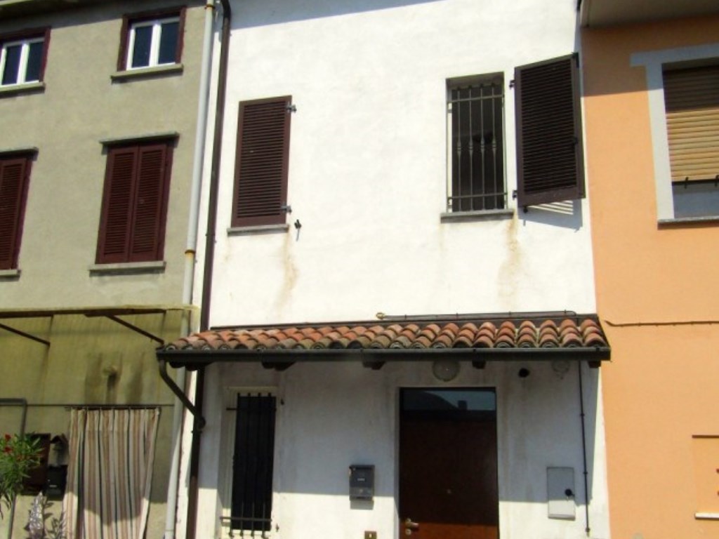 Casa a Schiera in vendita a Sannazzaro de' Burgondi via Piave n° 78