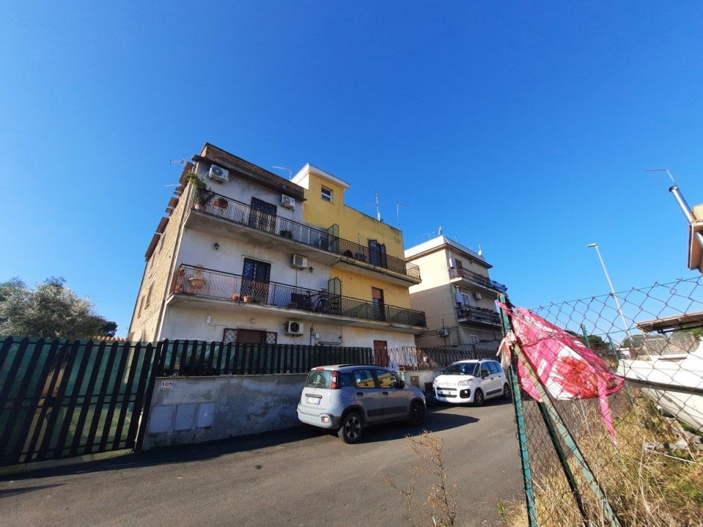 Appartamento in vendita a Roma via Assoro,