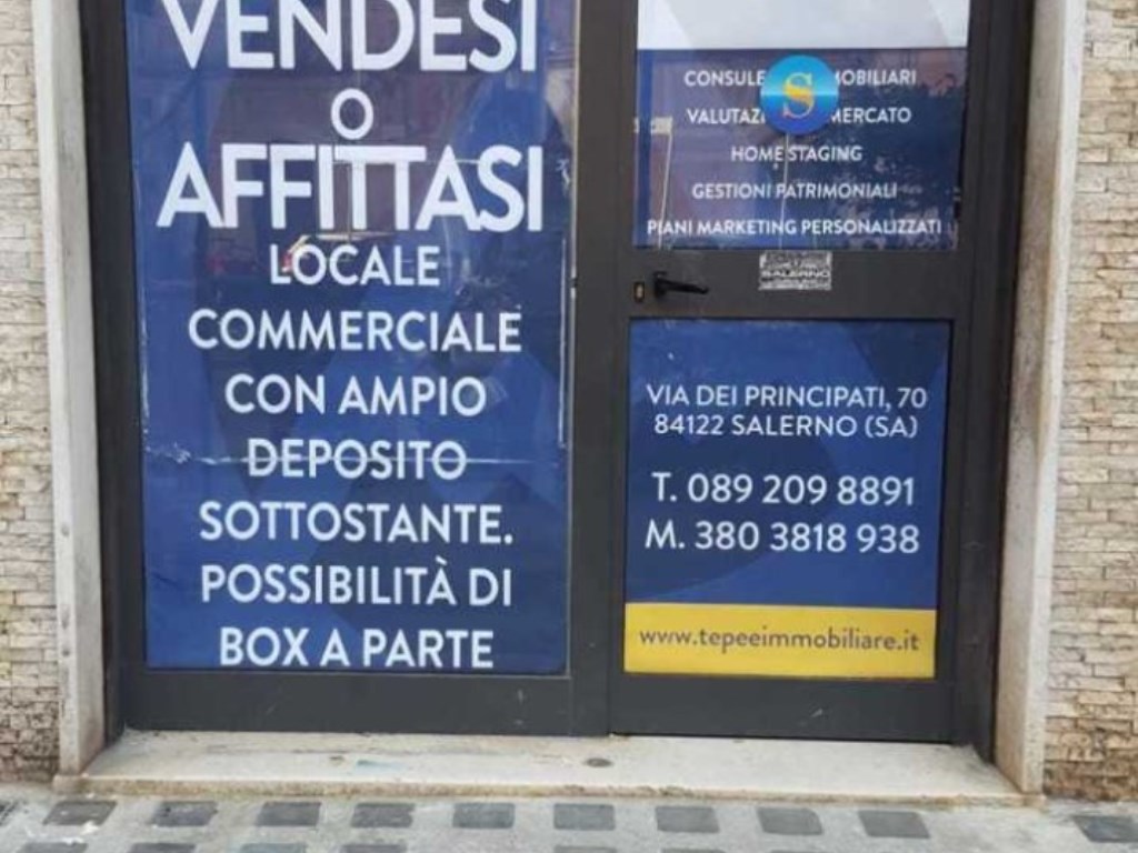 Negozio in vendita a Salerno piazza Sedile di Portarotese, 2A