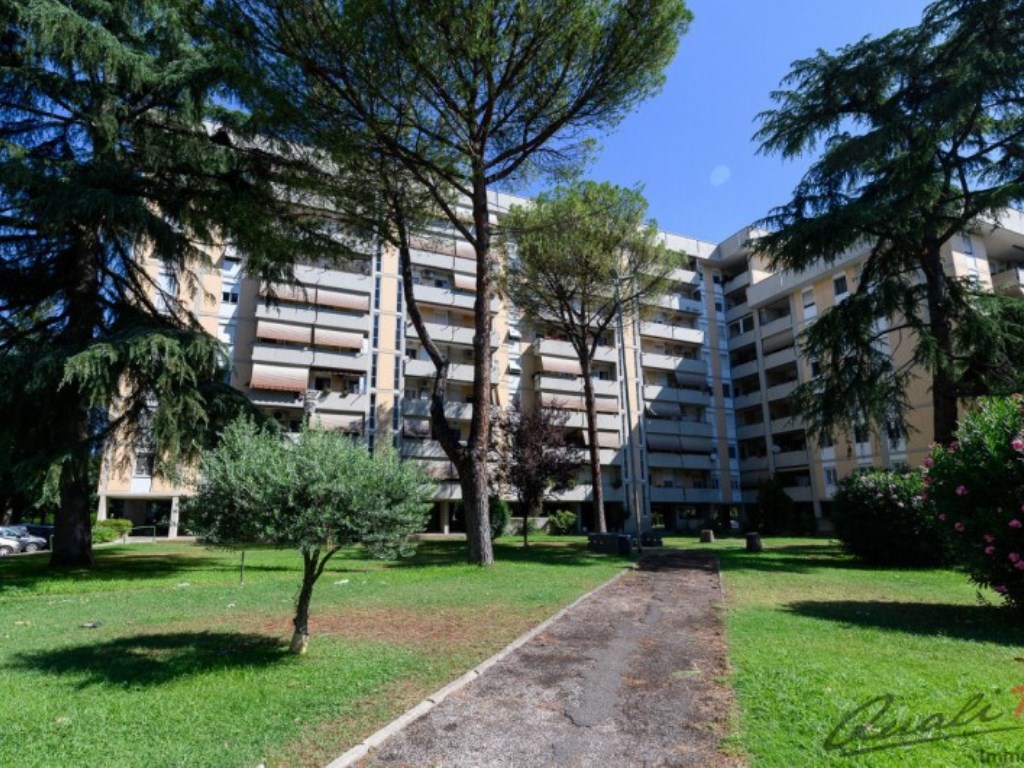 Appartamento in vendita a Roma via Angelica Balabanoff