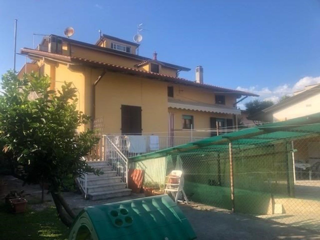 Villa Bifamiliare in vendita a Massa via Puliche, 389