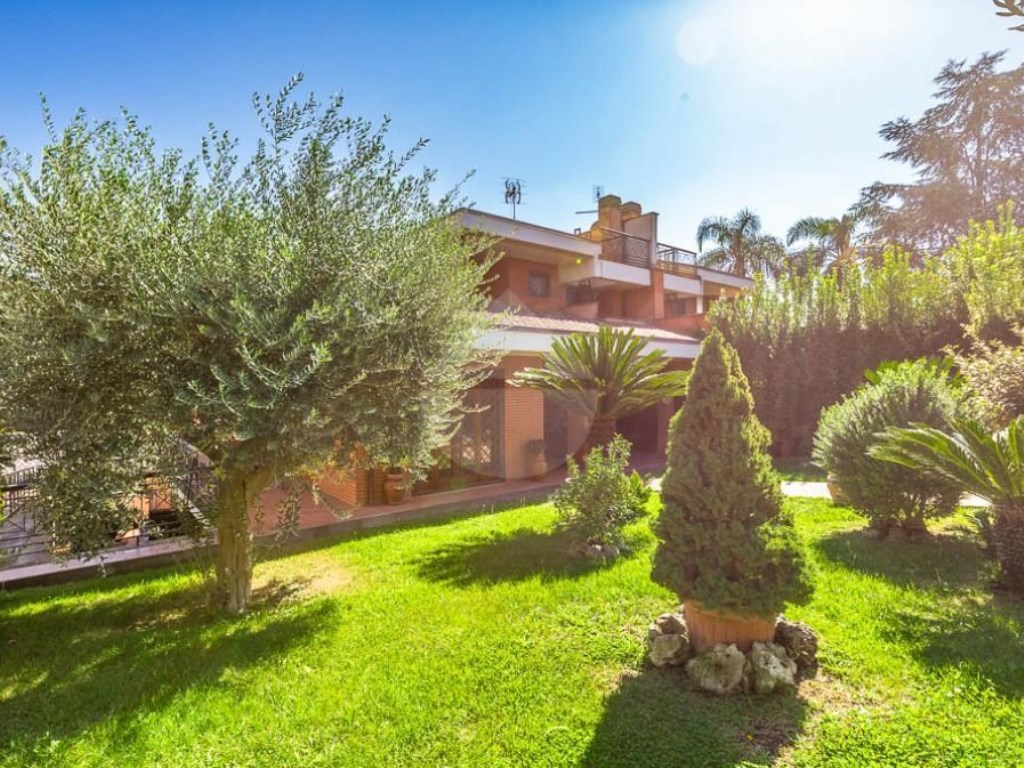 Villa in vendita a Roma via Licio Giorgieri,