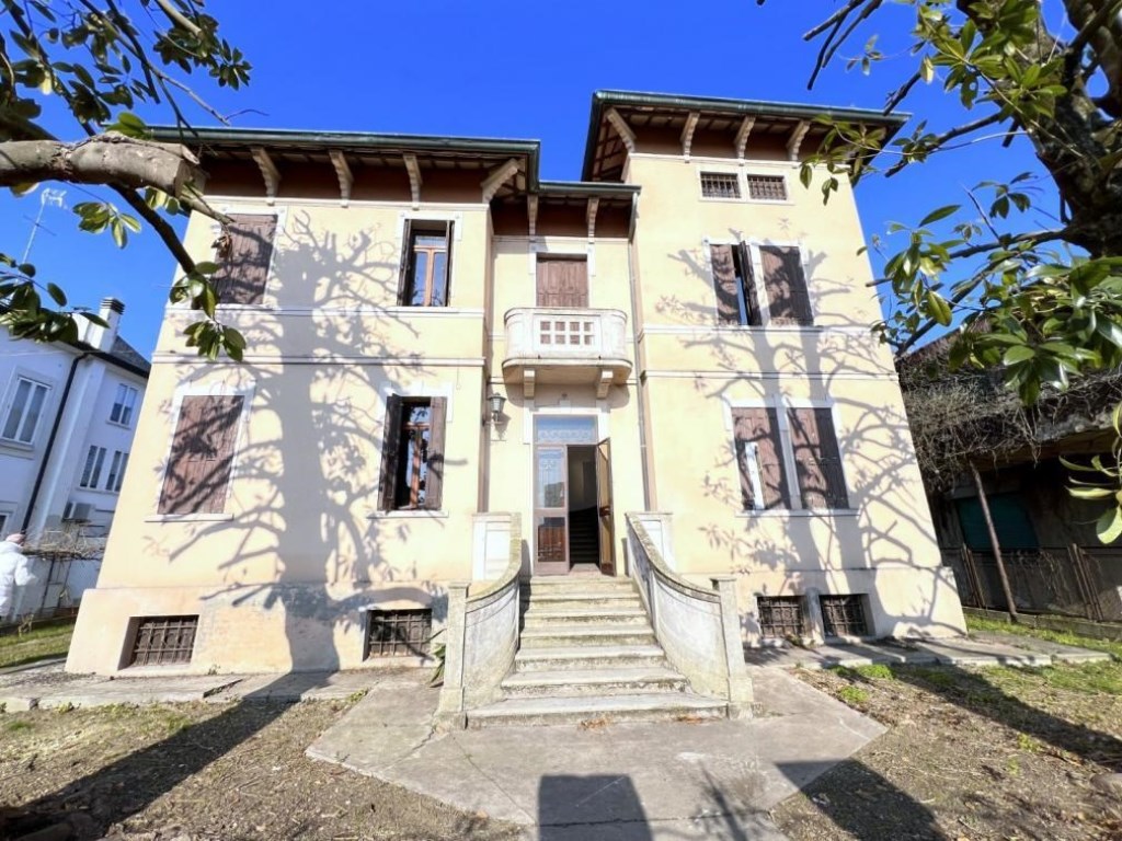 Villa in vendita a Rovigo viale tre martiri,