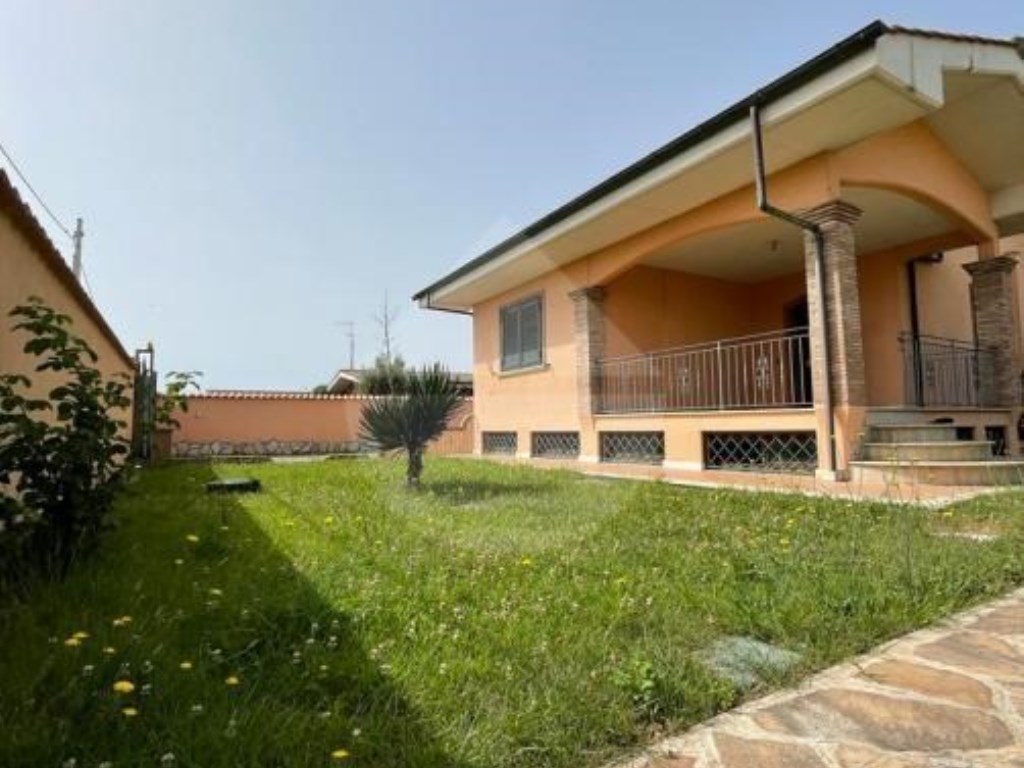 Villa in vendita ad Ardea via Pavia,