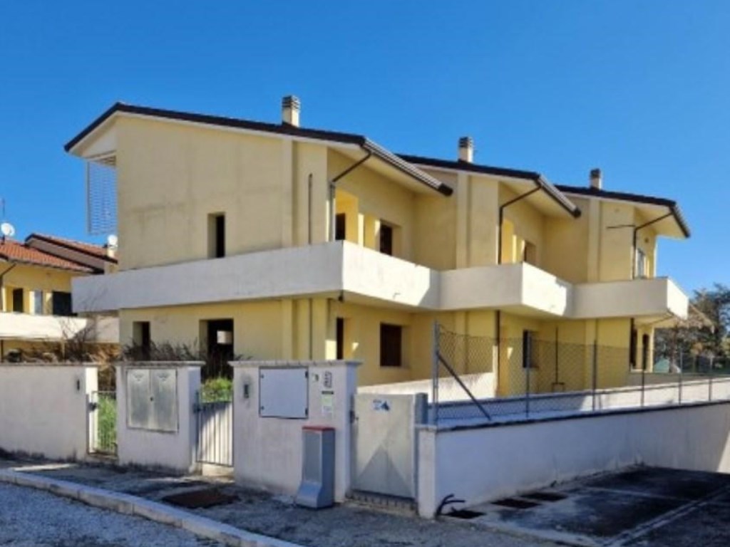 Villa a Schiera all'asta a Cesena via lamberto corbara snc