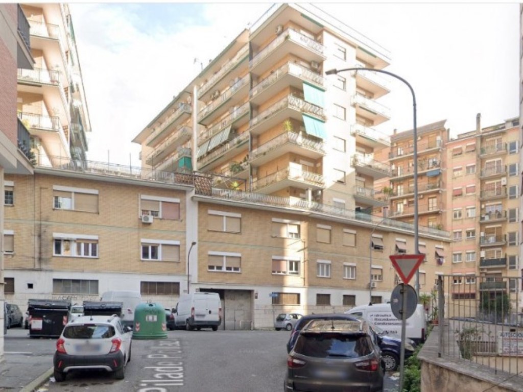 Garage in vendita a Roma via Cesare Algranati