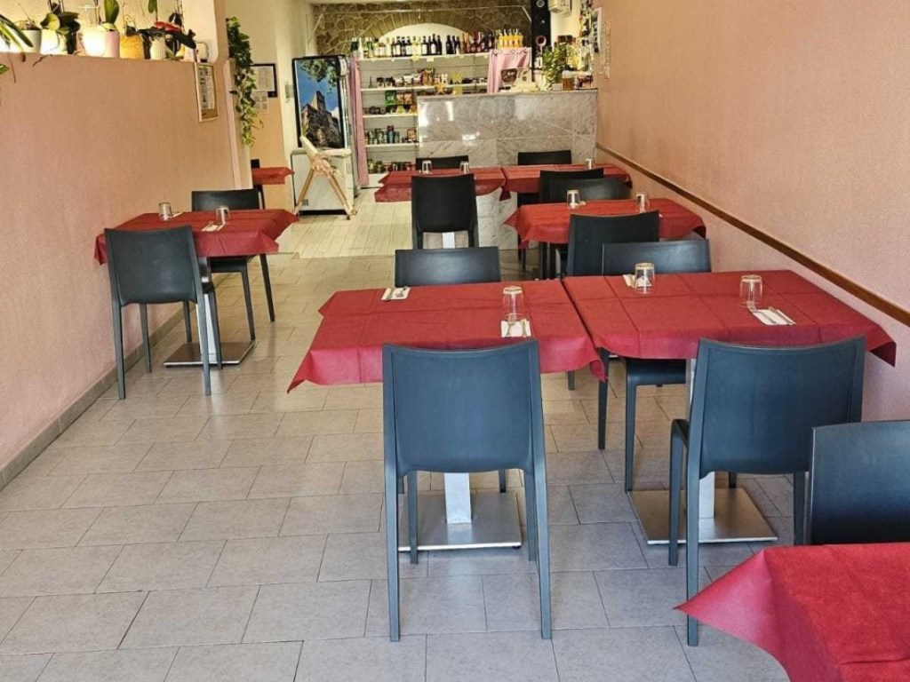 Ristorante/Pizzeria in vendita a Massa via degli Oliveti, 117